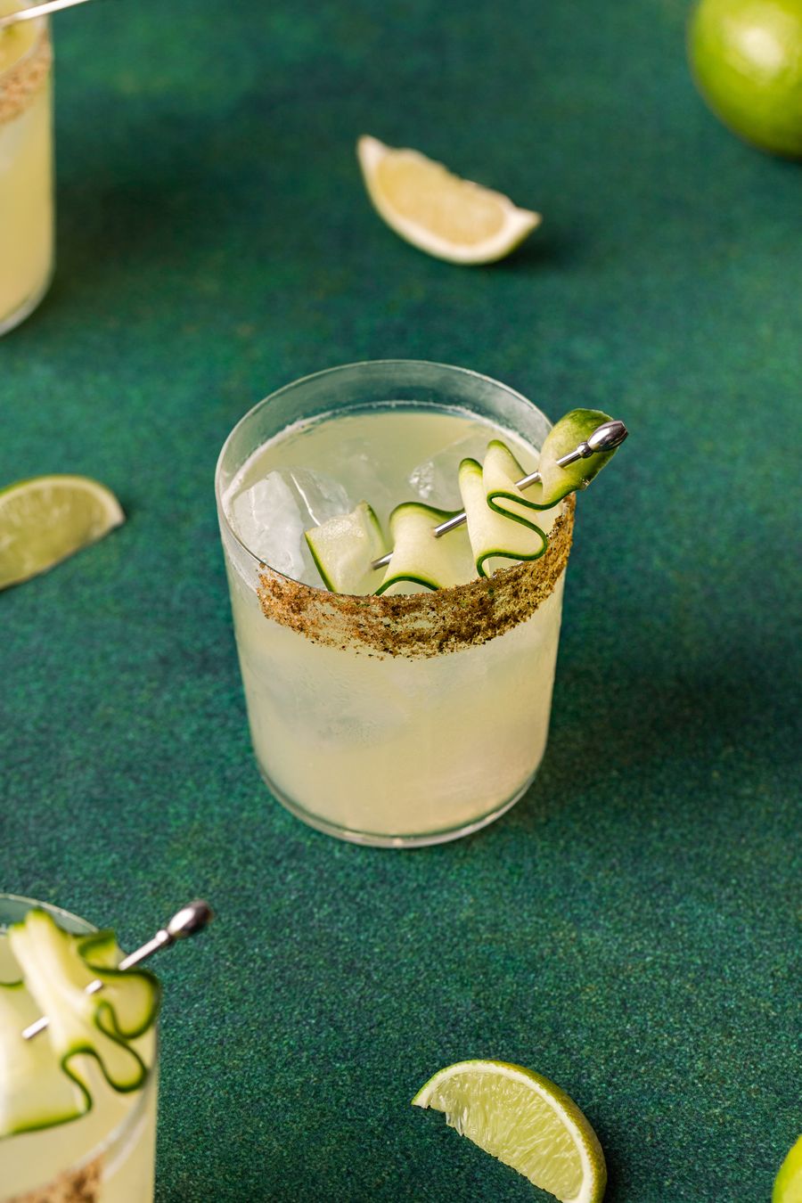 Cocktail met komkommer en limoen